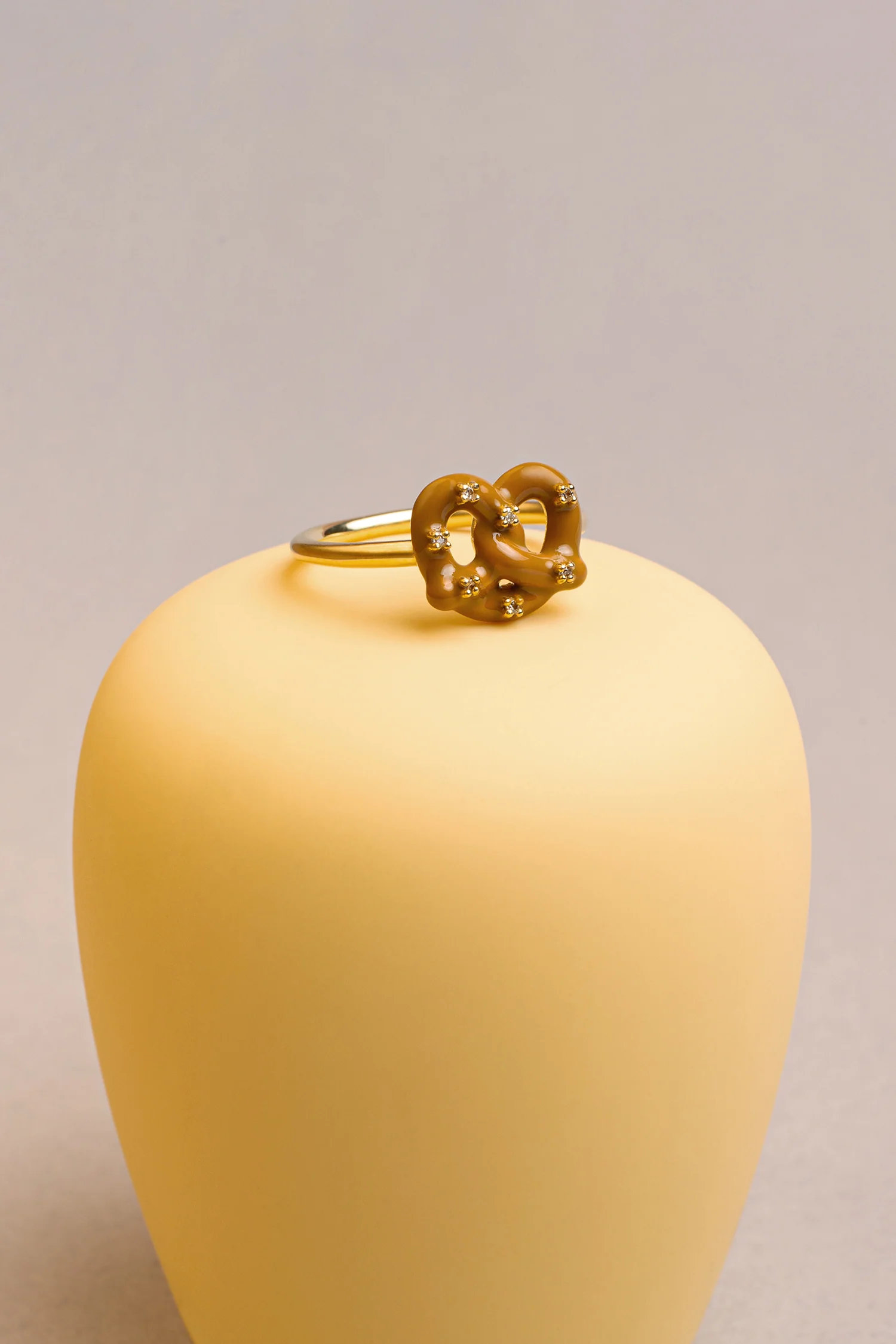 pretzel brillante anello